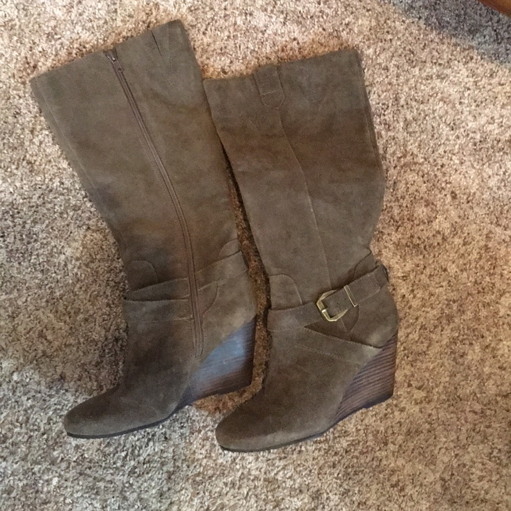 BCBG boots. Brown olive. 8